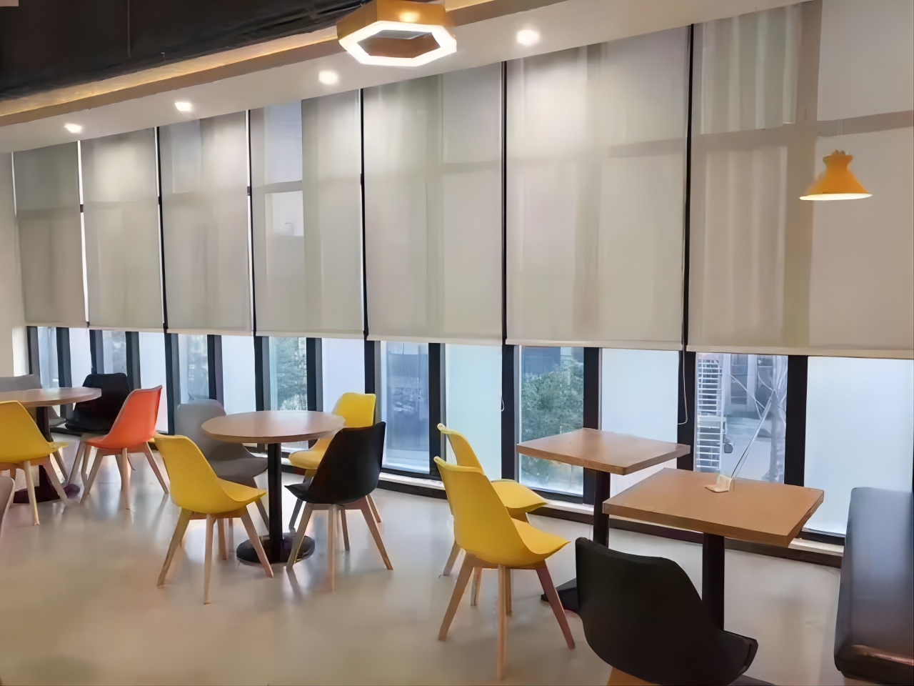 What are the types and characteristics of roller blinds?